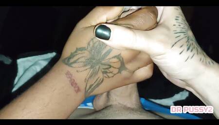 Handjob with Double Hand Until I Jaculate a Lot of Sperm with the Help of the Tattooed Black Woman