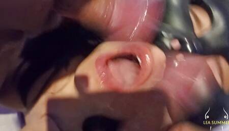 I suck two office colleagues' cocks, they put their hands in my ass and give me a double penetration