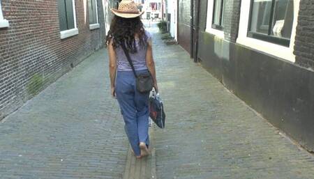 Lolly barefoot stroll through Haarlem