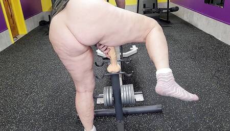 Thick PAWG Brings Huge Dildo to the Gym