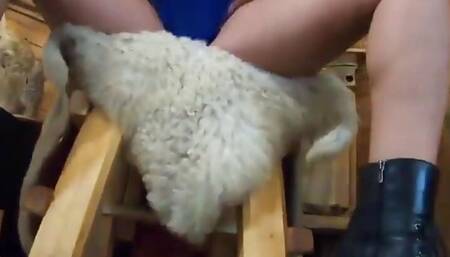 Preview-milfycalla- Blow-job, Fuck and Pee Play While Wearing a Fur Coat and Boots 201 - Today There Is a Hot Fuck Sesion...