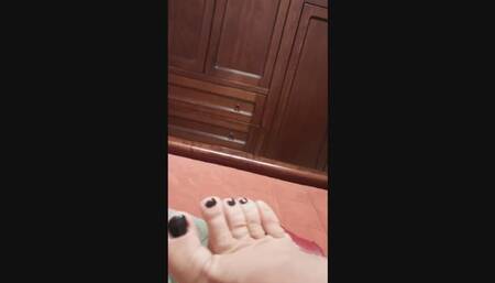 Handjob e Footjob con le mie ciabatte da camera in pelle rossa