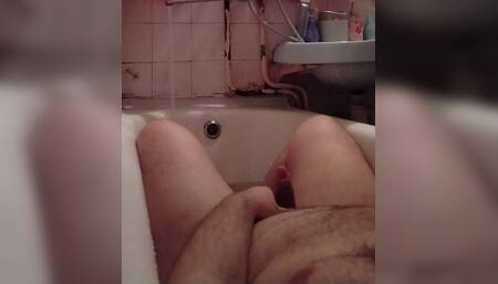 I'm cumming in the bath while the water is collecting