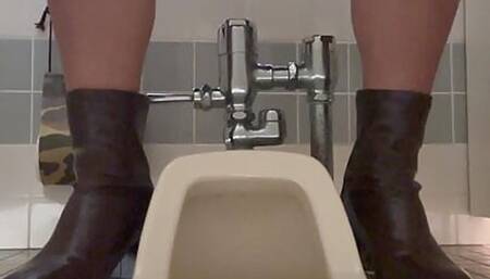 (Sneak pee) Mitsuha who pees like a girl