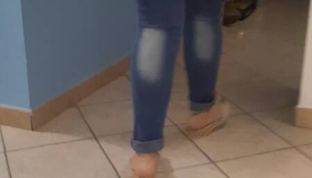 camminata ininterrotta in casa a piede nudo con gli zoccoli Pescura