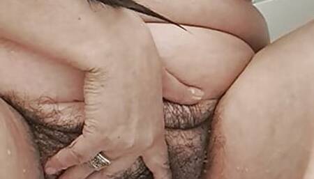 The jet of water on the clitoris excites a lot, ready to fuck