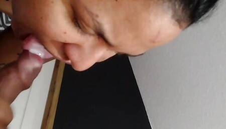 Blowjob to cum on the tongue