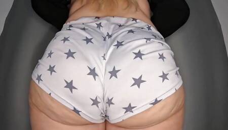 She Loves to Show Her Delicious Ass! Stepmother Bouncing Her Buttocks 1