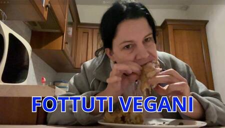 FOTTUTI VEGANI - SBRANO UN POLLO