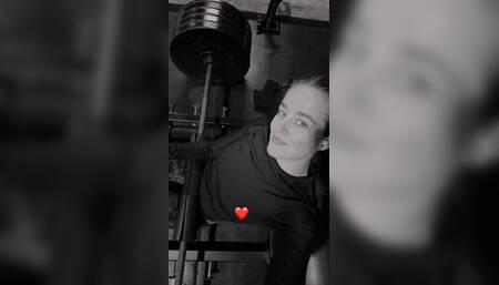 in de gym en heb van deze spannende hoek in mijn strakke legging deze heerlijke video opgenomen voor je ???????? zal ik zo met mijn billen lekker op je zitten ????