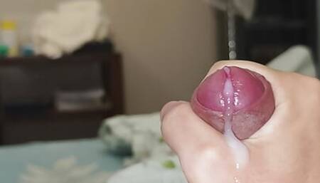 Secretly scratch the cock frenulum and ejaculate w inside the quilt