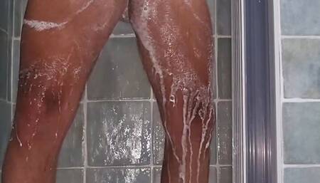 AMATEUR   ENGLISH - HANDJOB IN SHOWER WITH PISS