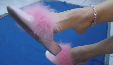 Una bella sega con le mie ciabatte rosa con piume