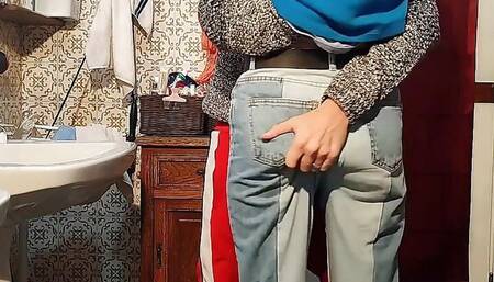 Quickie in the Bathroom with Creampie in Hairy Pussy