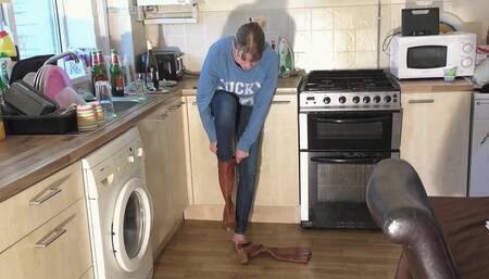 Chelsea's Big Brown Boots Head Crush (4K)