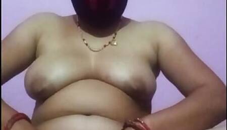 Desi village bhabhi show's her huge boobs and nude sexy body