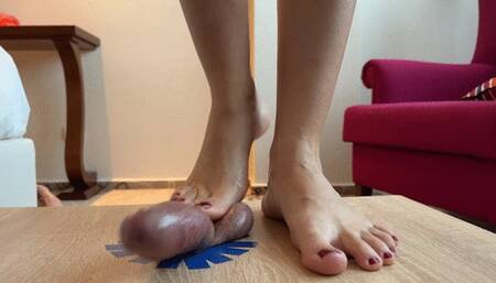 Footjob between Lumy toes on the Cockbox