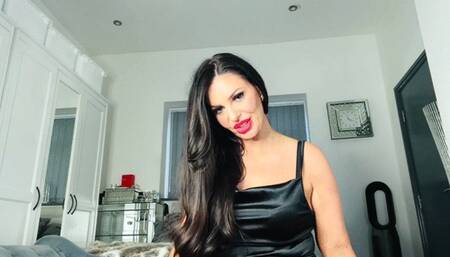 WORSHIP MY PUSSY AND KISS HER