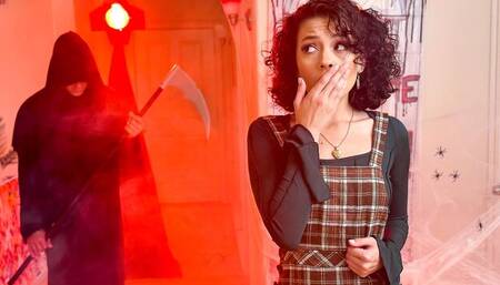 Curly-haired girlfriend Satine Summers likes jumping on a big cock