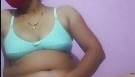 Desi aunty remove her dress and nude massage her full body