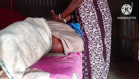 Pados ki bhabhi ki chut chat kar Pani nikala