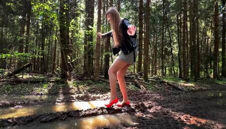 MUD Walking in Nando Muzi Heels Stilettos, High Heels Sinking in Mud, High Heels Stuck in Mud