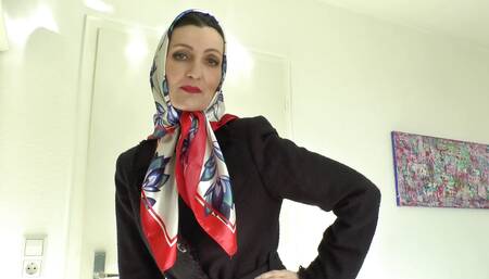 Lady Victoria Valente Showed Elegant Satin Headscarves Scarf Queen