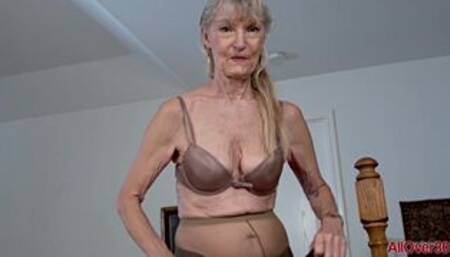 Linda Jones Sultry GILF