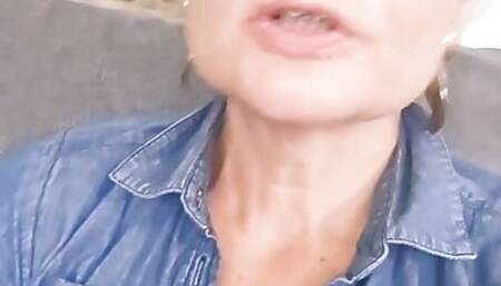 Mature MILF Plays the Little Slut with Her Fingers and Dildo