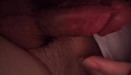 It's so comfortable to secretly ejaculate in the bed