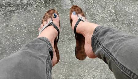 Pronounced arches in flip-flops (2)