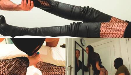 Bouffe mon cul pour avoir mes pieds