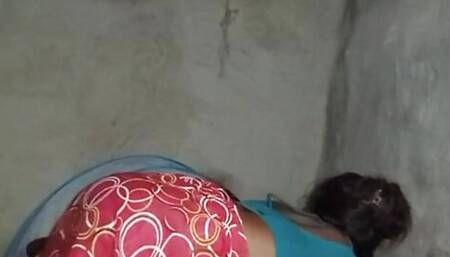 Bhabhi fucked while wearing saree while she was alone at home