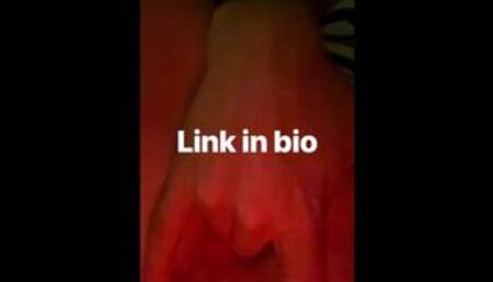 Amateur milf fingers herself whilst sexting