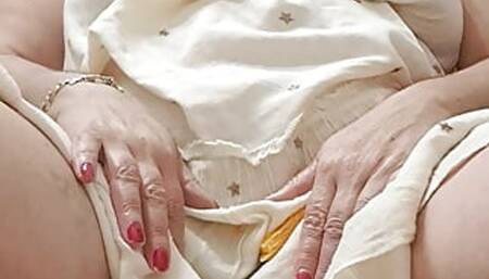 stepson loves to watch me masturbate, silently wooo he finishes