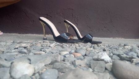 Roxan and her pronounced bows in gorgeous high heels (3)