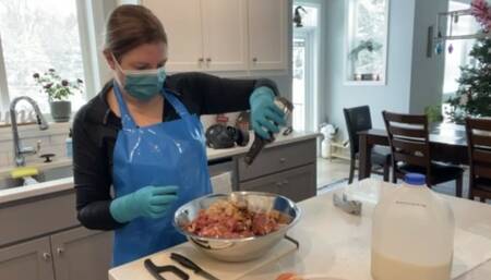 GLOVELY HOUSEWIFE COOKS WHILE MASKED