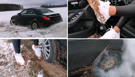 PREMIERE: CRAZY CAR STUCK IN MUD AND BLOWUPED TIRE