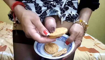 eating cookies with delicious honey