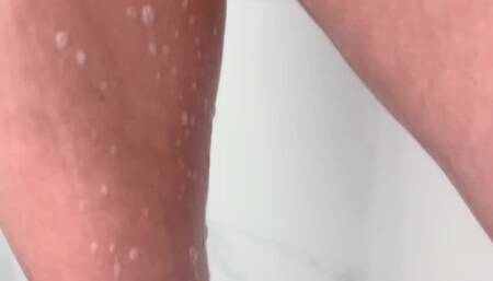 Pussy and armpit shaving in the shower