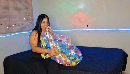 Naomi infla por completo su pelota inflable