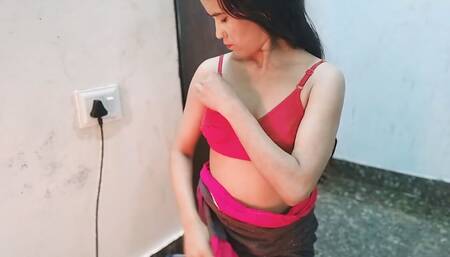 Chachi ko chut me ungli karte dekha bad me choda