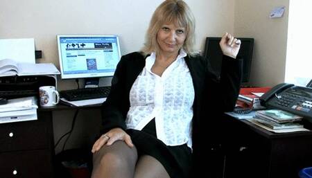 FOR THE FIRST TIME, THIS MILF PRESENTS HER INTIMACY