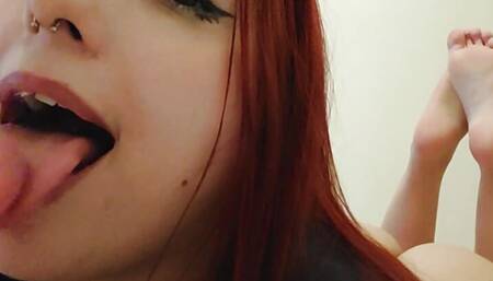 SEXY pierced READHAD using her favorite DILDO