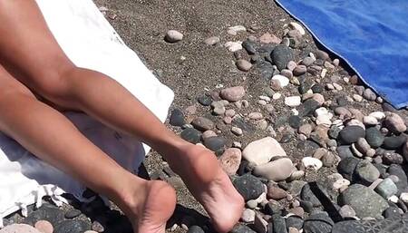 Exhibitionist girlfriend get total naked at public beach and spread her pussy