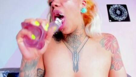 Cepillando mis dientes con mi dildo