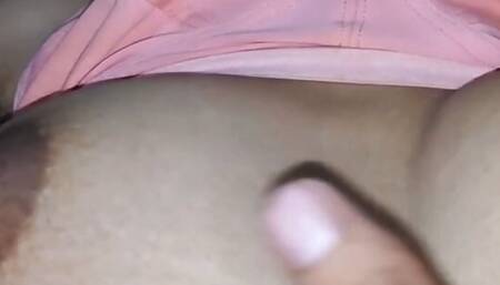 Desi Kali chut me thora sa tel dal kar uski chut ke andar mota sa lund se chut faari.