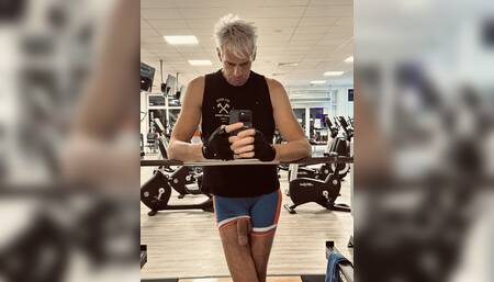 Jerking off in the gym  and have a nice cumshot