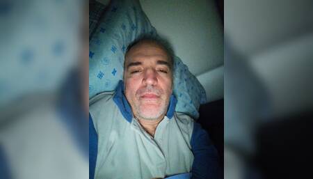 Monday morning as soon as I wake up I masturbate my penis with a great desire to please.