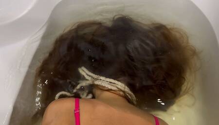 Dives underwater with a rope around his neck (custom video)